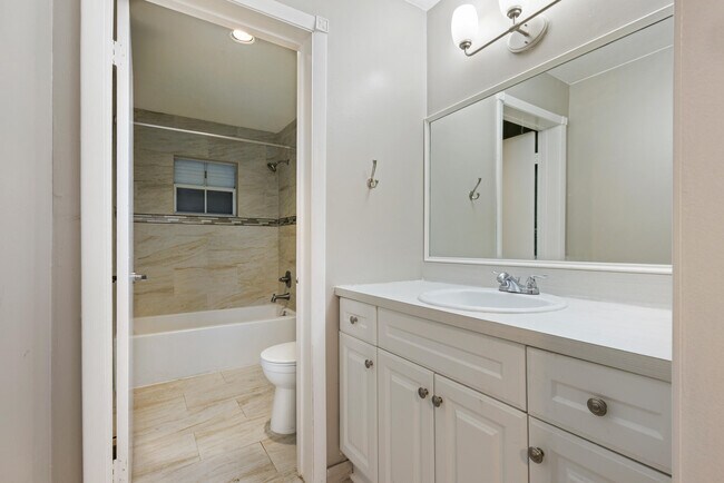 Building Photo - 811 SE 4th Ave