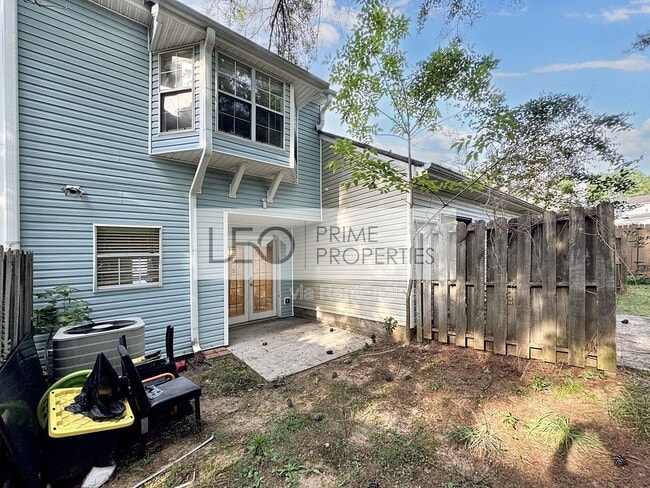 Building Photo - 5916 Dogwood Manor