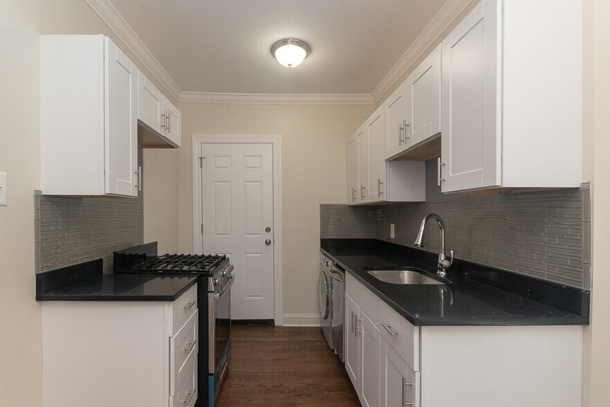 Building Photo - 3817 N Greenview Ave