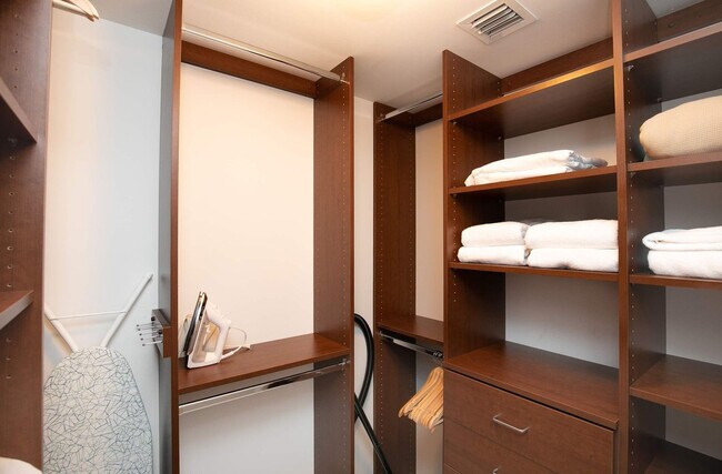 Building Photo - 485 Brickell Ave