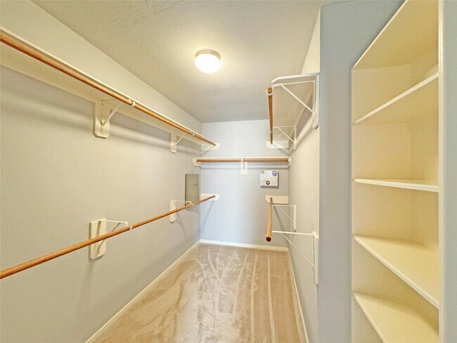 Building Photo - 6222 Skyline Dr