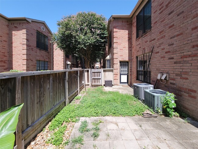 Building Photo - 2255 Braeswood Park Dr