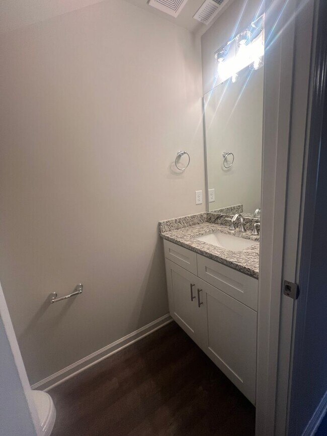 Building Photo - 2 Bedroom 1.5 Bath Townhome*