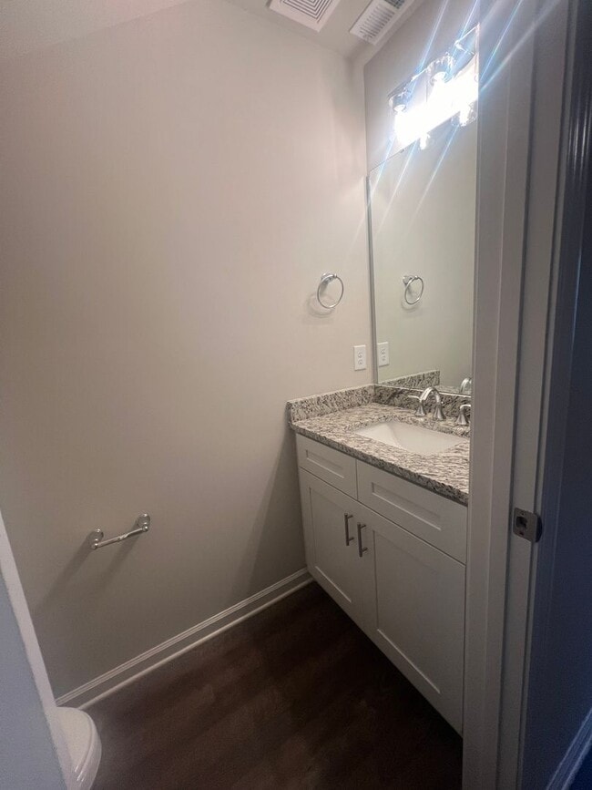 Building Photo - 2 Bedroom 1.5 Bath Townhome Only $1595.00