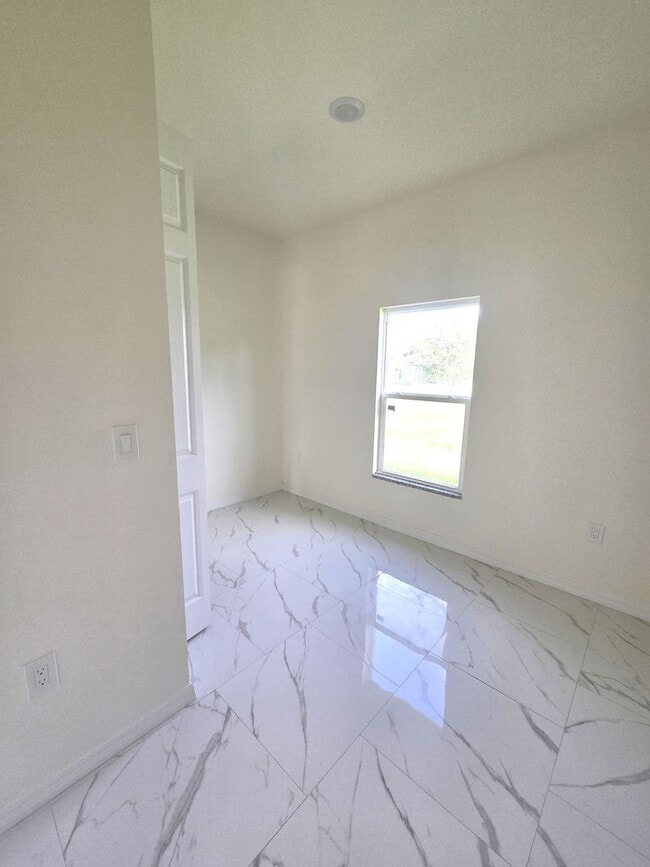 Building Photo - Great location in Lehigh Acres-Three Bedro...