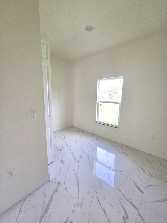 Building Photo - Great location in Lehigh Acres-Three Bedroom 2 bath/ Large Back yard!