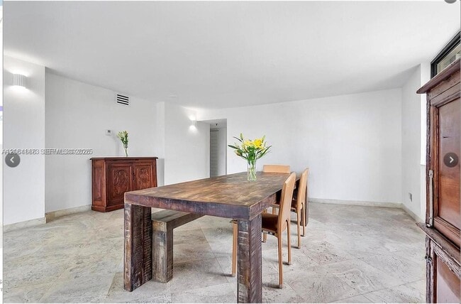 Building Photo - 2575 S Bayshore Dr
