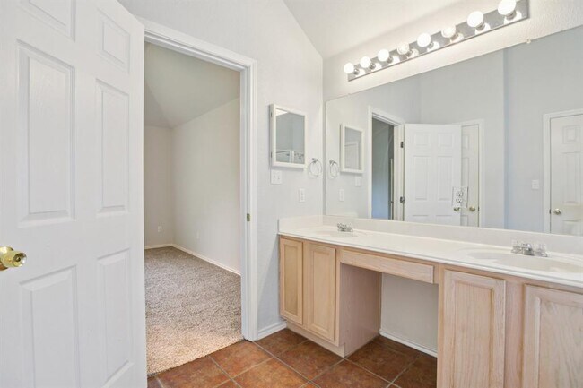 Building Photo - 4405 S Summercrest Loop