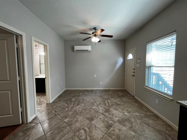 Building Photo - 7913 Dyer St