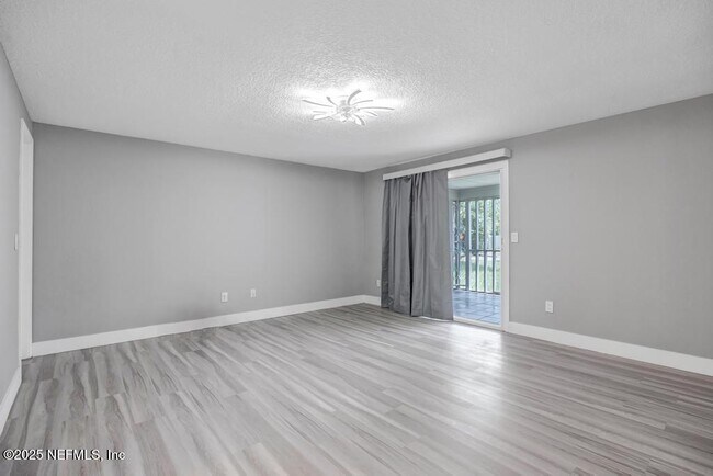 Building Photo - 1215 Bluehill Dr N