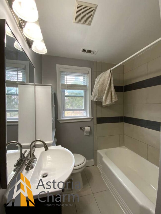 Building Photo - 3 Bedroom Home with Den and Fenced Yard in Quiet Neighborhood