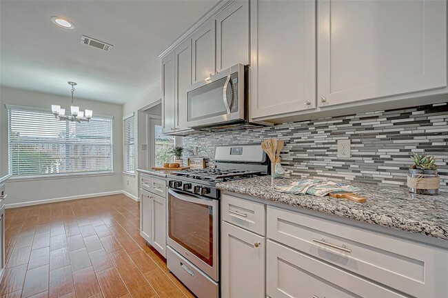 Building Photo - 2022 Highland Hills Dr