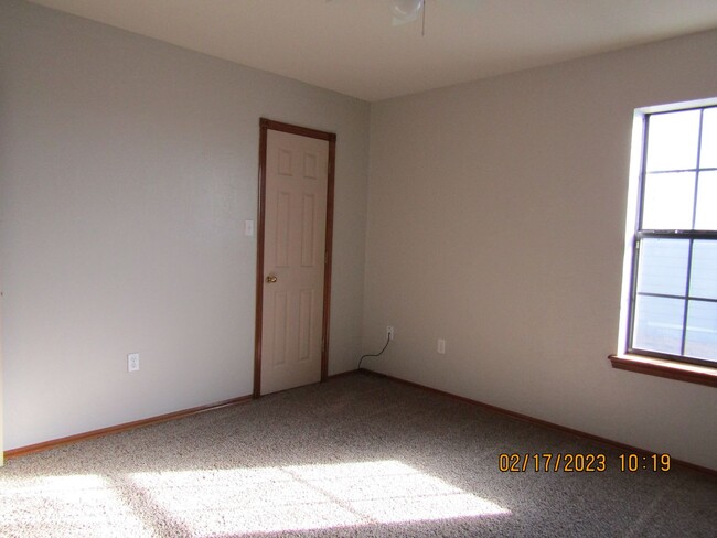 Building Photo - Crown Pointe Area!! PETS ARE NEGOTIABLE WI...