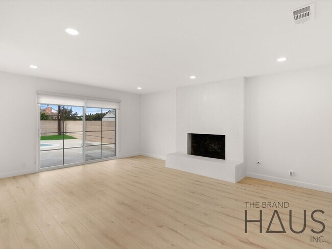 Building Photo - Two Primary Bedrooms, Pool, & Air Conditio...