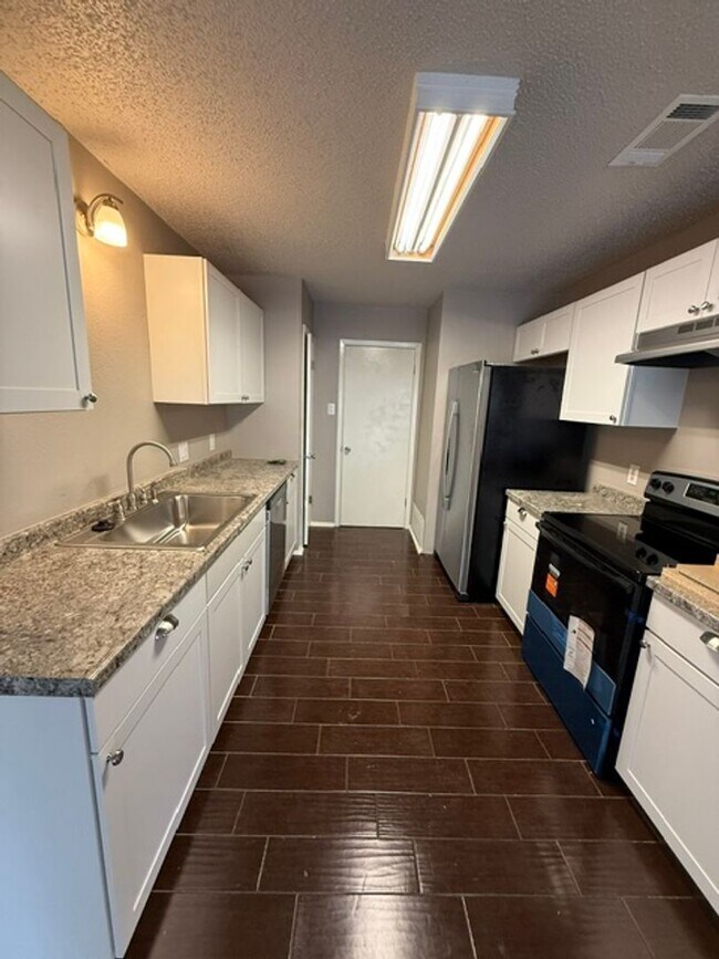 Building Photo - Newly Remodeled 3 BR 2 Bath!