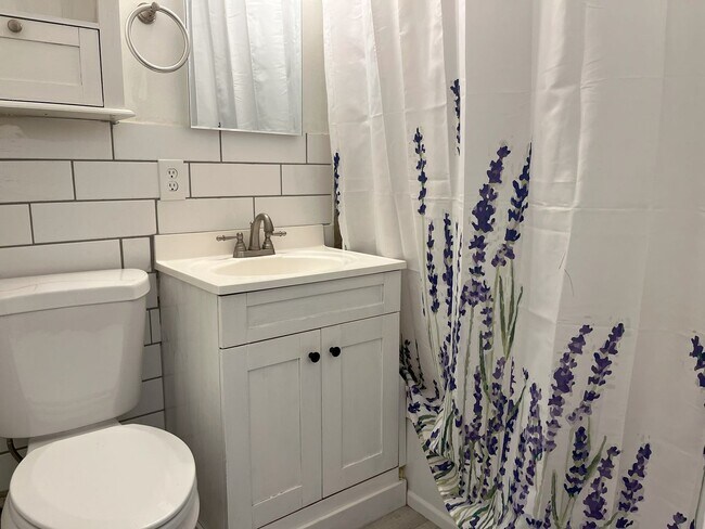 Building Photo - Modern 3-Bedroom Charmer with Bright Inter...