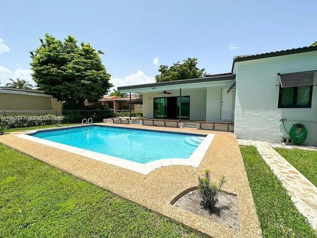 Building Photo - 3050 SW 21st St