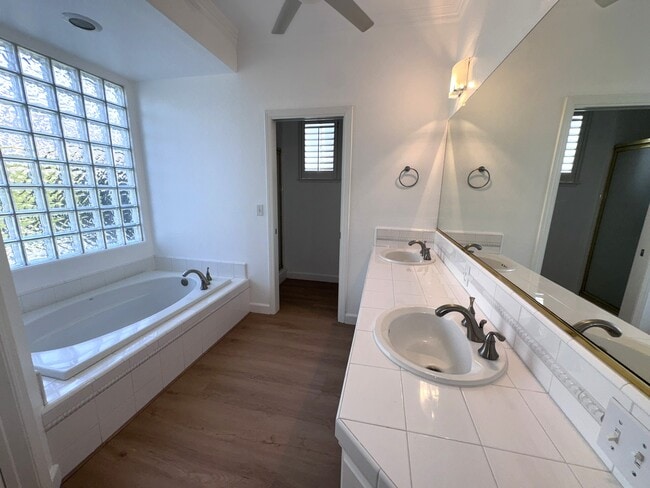 Building Photo - 553 W Fallbrook Ave