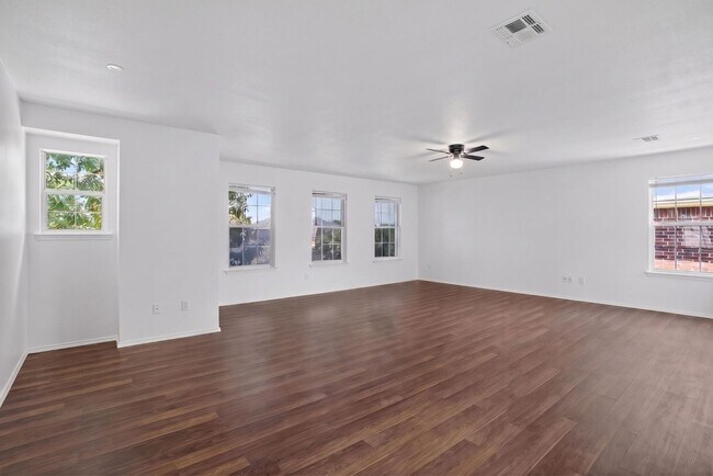 Building Photo - 5-bedroom, 3 bathrooms House for Rent