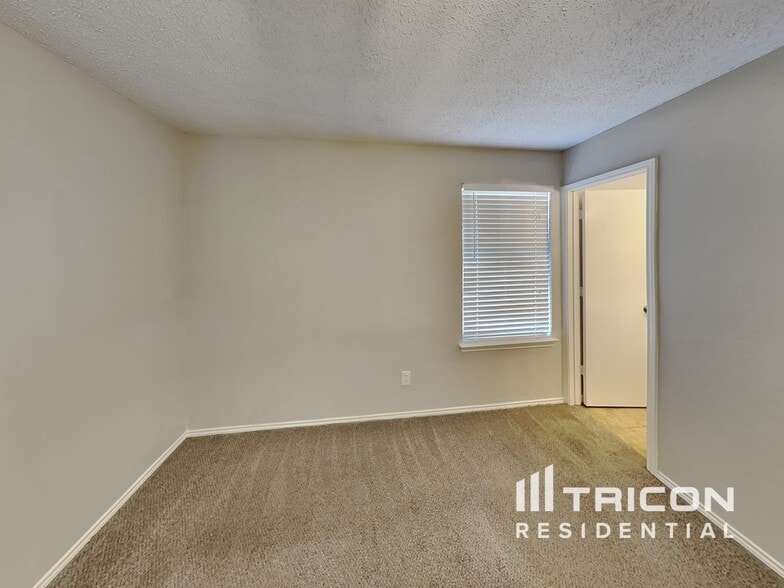 Building Photo - 4931 Darrow Ln