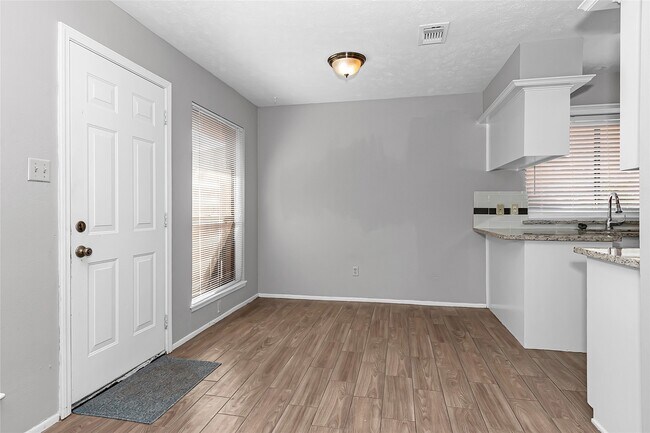 Building Photo - 2710 Green Fields Dr
