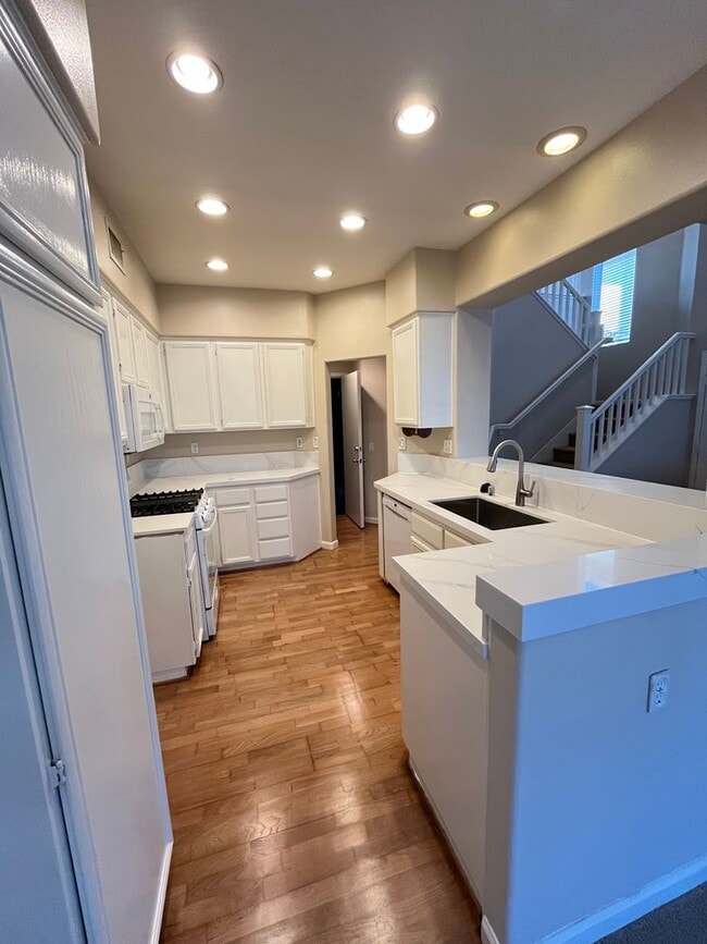 Building Photo - LOVELY 2 STORY DETACHED HOME WITH LARGE LOFT, DIRECT ACCESS 2 CAR GARAGE