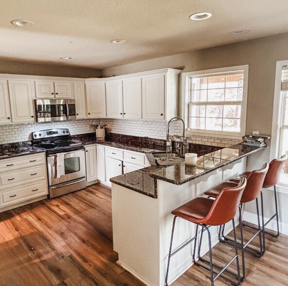 Building Photo - 2440 Waterhaven Dr