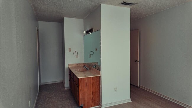 Building Photo - 6610 Windrift Way