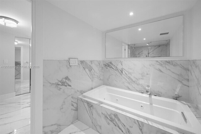 Building Photo - 520 Brickell Key Dr