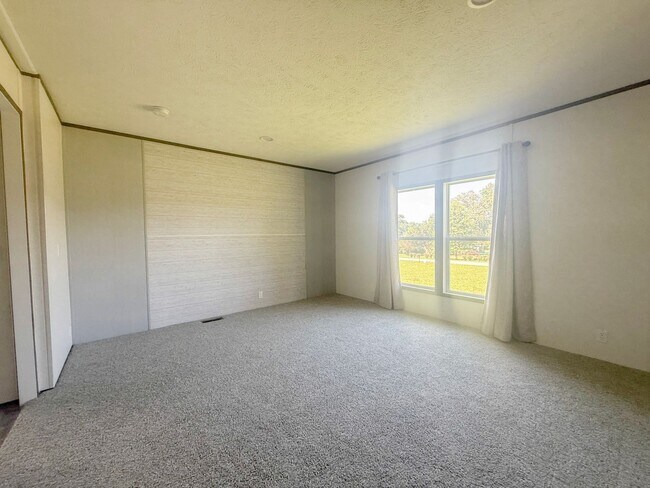 Building Photo - Spacious 4-Bedroom Home on 1 Acre in Peaceful Rickman Setting