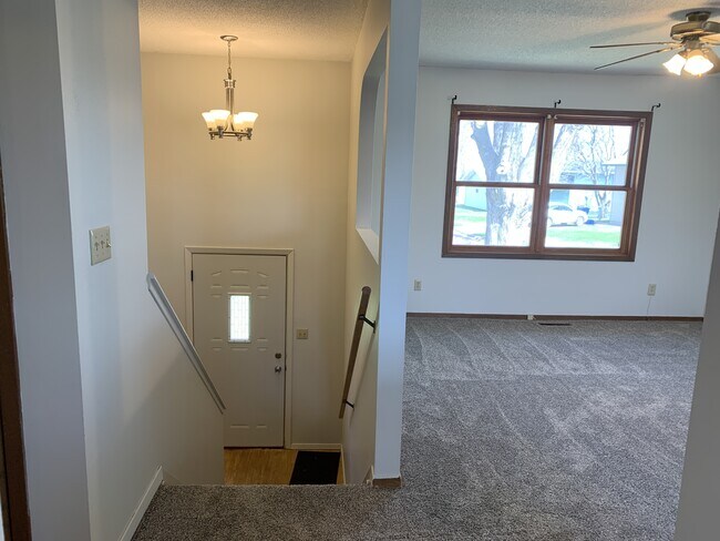 Building Photo - 800 Vassar Cir