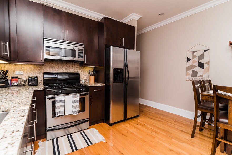 Building Photo - 914 W Schubert Ave