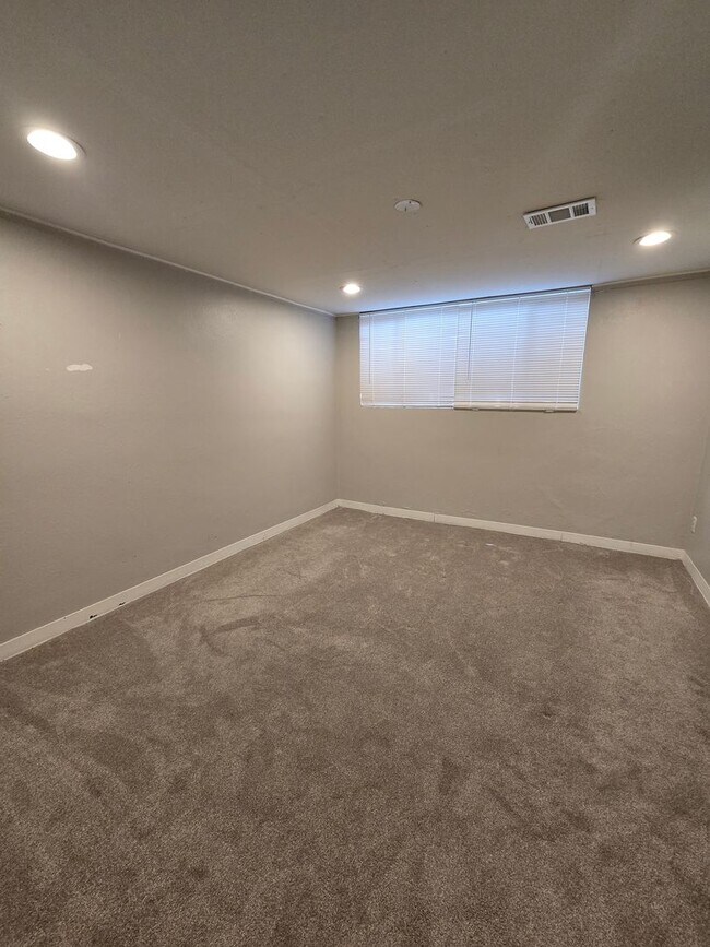 Building Photo - Updated and Spacious 1-Bed, 1-Bath Apartme...