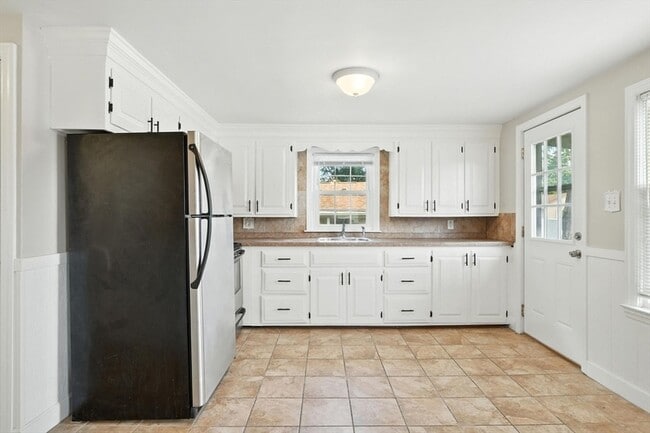 Building Photo - 1118 Boston Rd