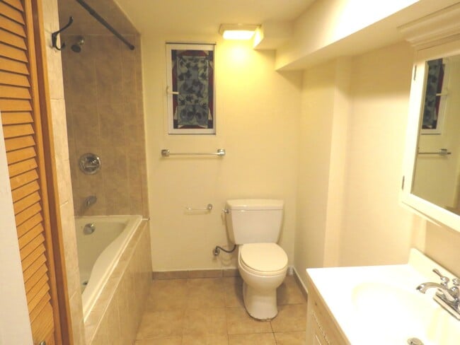 Building Photo - 212 Maplecrest Dr S