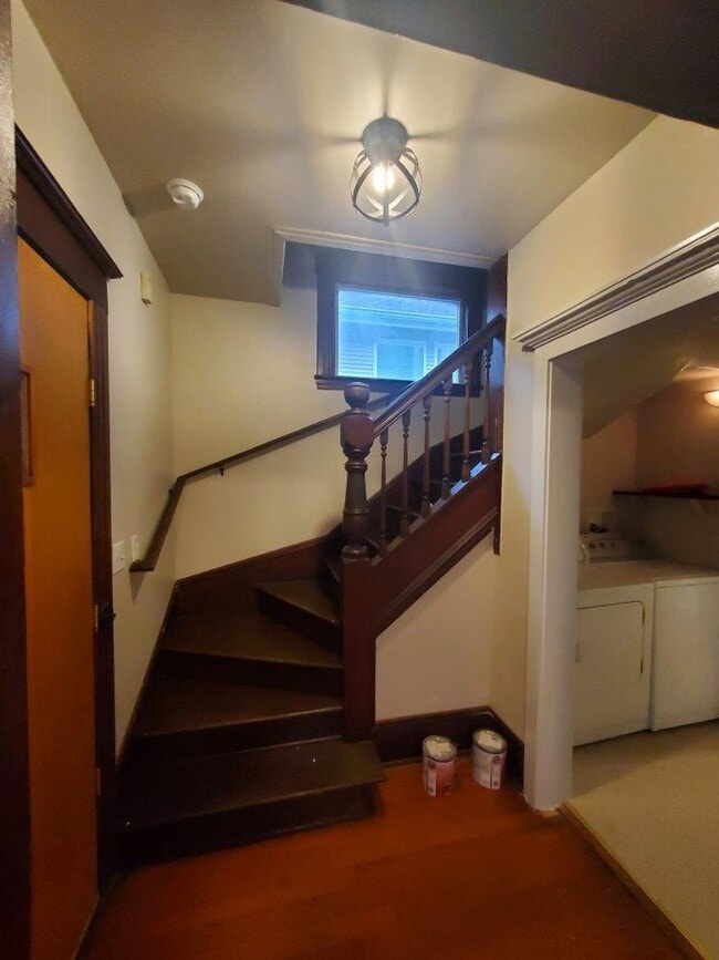 Building Photo - Charming 4 Bedroom + Bonus - 1 Bath Unit in University District