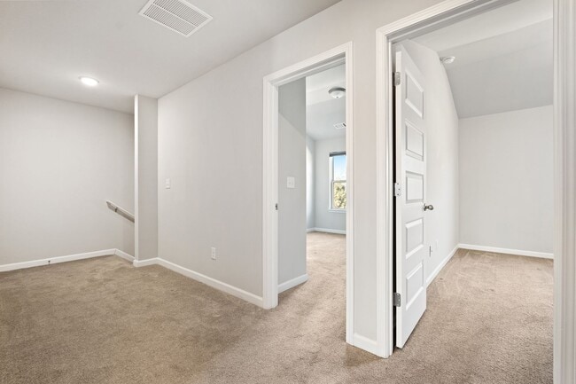 Building Photo - 3 BEDROOM TOWNHOME IN OAKWOOD!