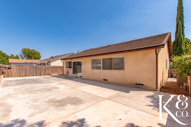 Building Photo - 559 W Avenida De Las Flores