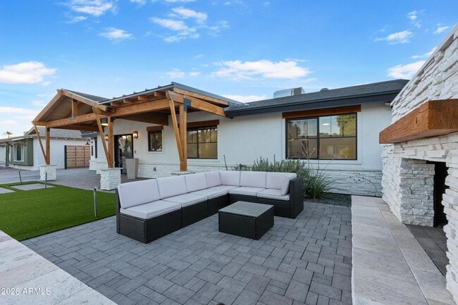 Building Photo - 8614 E Highland Ave