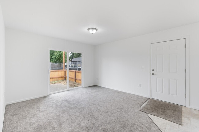 Building Photo - TWO BEDROOM ONE BATH APARTMENT IN LONGVIEW