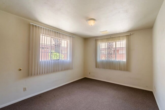 Building Photo - Charming Townhome near UA