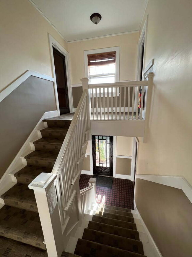 Building Photo - 1 Br / 1 Ba Historical Apartment in a Beau...