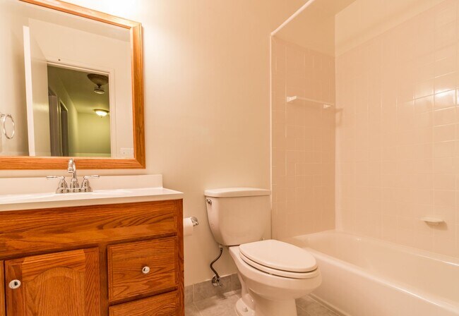 Building Photo - Beautiful 3 Bed 3.5 Bath Brick Interior To...