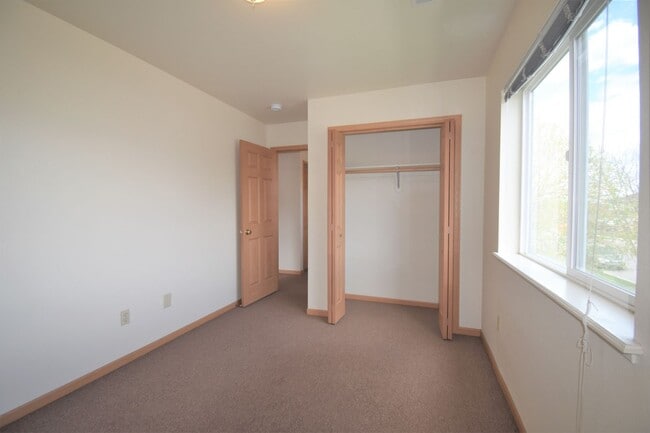 Building Photo - Centrally Located 3b 1.5ba Townhouse with attached Garage and Patio!