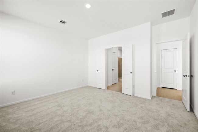 Building Photo - 823 Heaven Dr