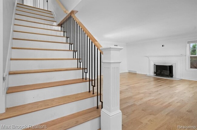 Building Photo - 2120 Buckingham Ave