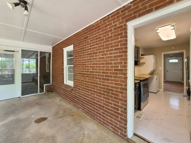 Building Photo - Cutest Bungalow in the Heart of Hapeville 3 bed/2 bath