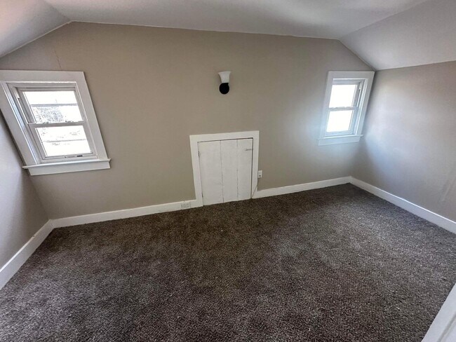 Building Photo - 3 Bedroom | 1 Bathroom | $1,500