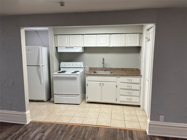 Building Photo - 2116 The Strand