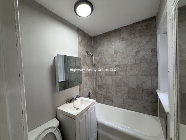 Building Photo - 6304 N Oakley Ave